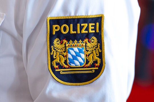 Die Aufnahme zeigt ein Polizeiabzeichen der Bayerischen Polizei auf dem &Auml;rmel einer wei&szlig;en Uniform. 