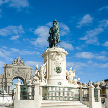Europe, Portugal, Lisbon.  Commerce Square (Praca do Comercio), monument of equestrian statue of Dom Jose and the Arco da Rua Augusta.