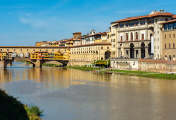 Fototapeta premium Uffizi gallery and Ponte Vecchio bridge in Florence, Italy