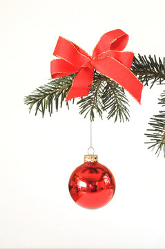 Rote Christbaumkugel mit Schleife