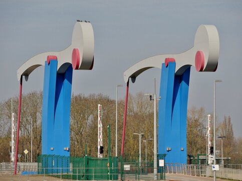 Besondere Schleuse im Au&szlig;enhafen von Emden