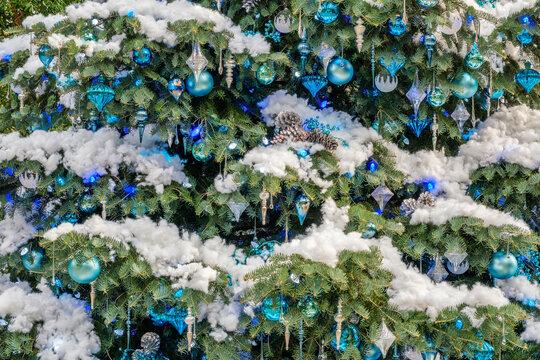 Festive Winter Wonderland: Elegant Blue Christmas Tree Decor with Snowy Accents