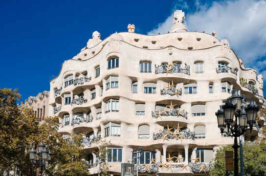 La Casa Mil&agrave;, plus connue sous le nom de La Pedrera en raison de son aspect brut et non conventionnel, est un b&acirc;timent moderniste situ&eacute; &agrave; Barcelone, en Catalogne.