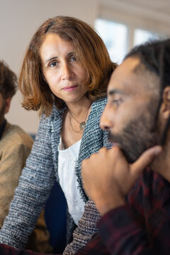 portrait d'une femme salari&eacute;e d'une entreprise, manager qui travaille au bureau avec ses coll&egrave;gues. Illustration du bonheur au travail et de l'&eacute;galit&eacute; homme femme.