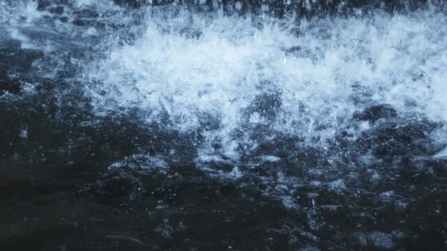 ハイスピード　水しぶきがはねる