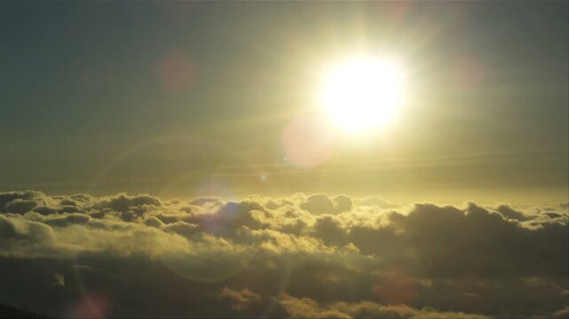 富士山五合目から見た雲海と朝日