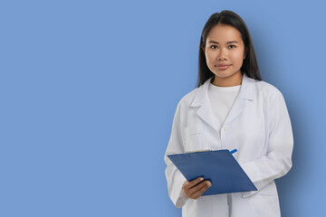 Obraz premium Medical worker in white coat stands holding clipboard