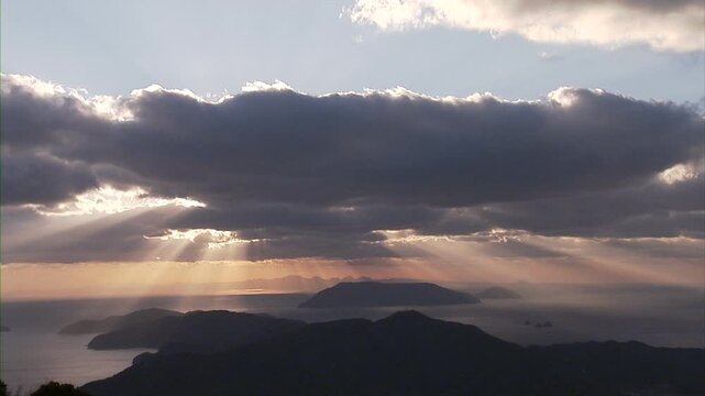 瀬戸内海の島々と夕日の光芒