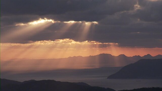 瀬戸内海の島々と夕日の光芒