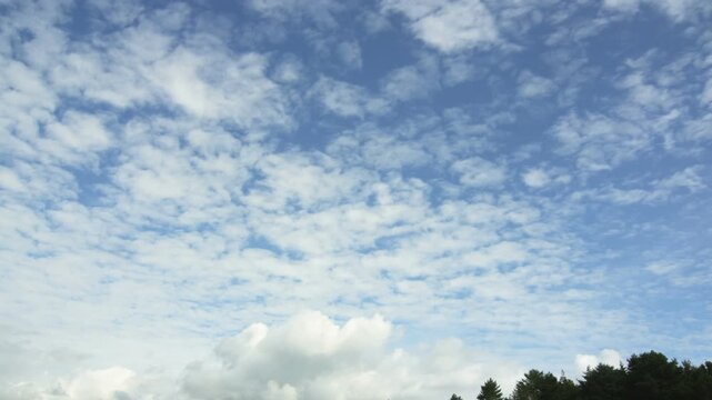 丘の上の雲の流れ