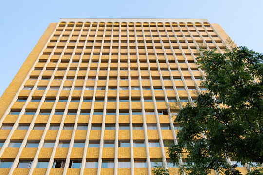 Curitiba, Brasil - Gran edificio amarillo con el cielo de fondo.