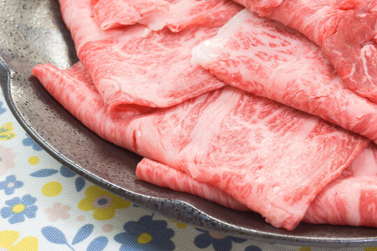 すき焼き食材の霜降り牛肉