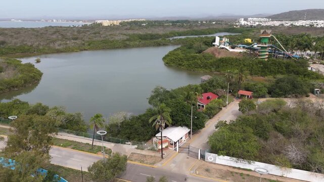 Vista aerea de paisaje costero mostrando un estero cerca del mar, ideal para videos de viajes y paisajes