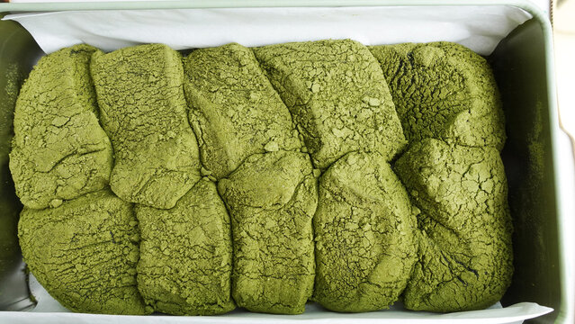 Matcha warabi mochi in the box.