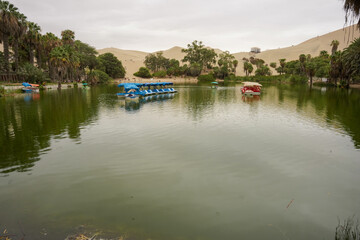Obraz premium Laguna de Huacachina, un espectáculo natural de belleza inverosímil conocido mundialmente como el 