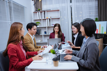 Fototapeta premium The business team brainstormed marketing ideas at the meeting table to discuss financial plans with management.