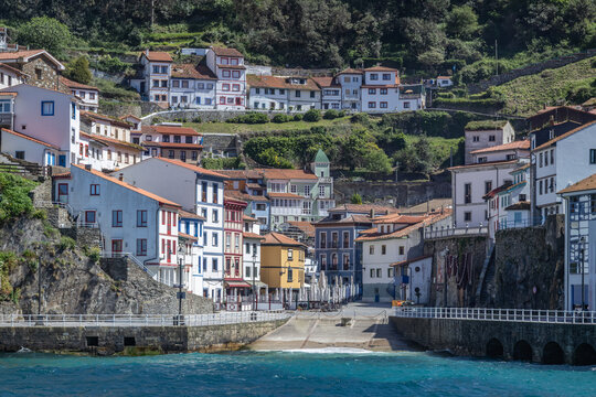 Cudillero: El Anfiteatro del Cant&aacute;brico y su puerto. Una toma ic&oacute;nica que captura las casas de colores escalando la ladera escarpada.