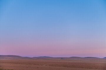 Fototapeta premium Tranquil desert mountain landscape under pink and blue twilight sky