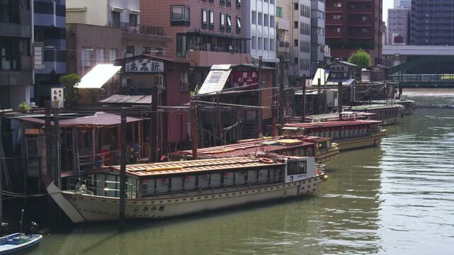 神田川に係留された屋形船