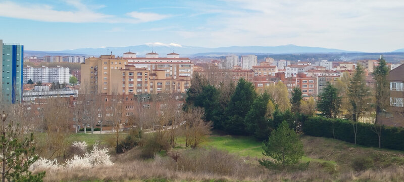 Vista elevada de una ciudad con edificios residenciales y monta&ntilde;as en el fondo en Burgos, Espa&ntilde;a