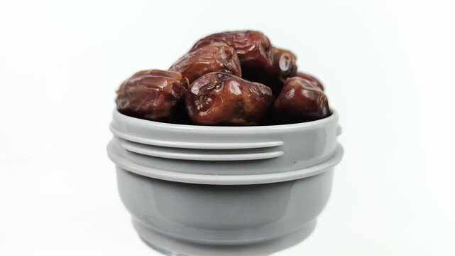 Dried tropical dates are a fresh and organic food. They are a great choice for breaking the fast, rich in natural glucose and fructose, which quickly restore energy.