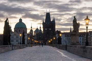Obraz premium Sunrise at Charles Bridge in Prague with Historic Architecture