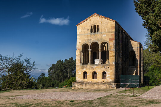 Santa Mar&iacute;a del Naranco, joya prerrom&aacute;nica en Asturias. Vista exterior del antiguo palacio real del siglo IX, Patrimonio de la Humanidad por la UNESCO, en la ladera del monte Naranco, Oviedo.