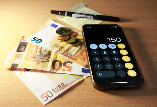 Dinero cash, calculadora y contabilidad con operaci&oacute;n financiera y gasto contable de econom&iacute;a, finanzas e impuestos en caja