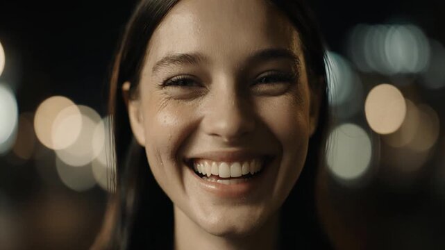  Pessoa rindo para a c&acirc;mera com uma cidade ao fundo.

