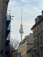 Obraz premium Berlin, Germany, Fernsehturm, Berlin TV Tower, TV Tower, tower, architecture, landmark, skyline, urban, city, street, buildings, residential buildings, perspective, leading lines, urban landscape, cit