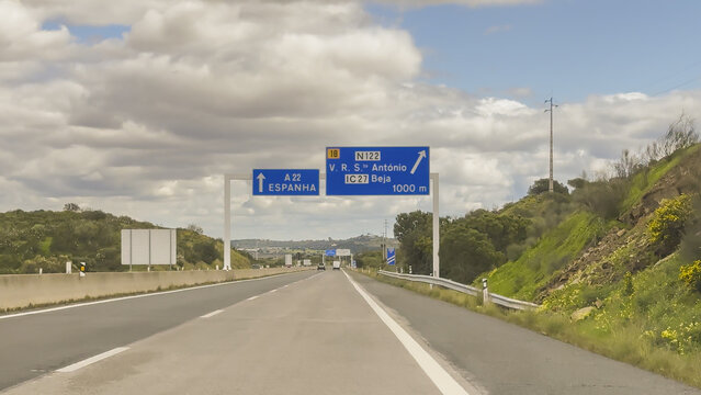 Blue motorway signs show directions toward Spain via A22 and toward Vila Real de Santo Ant&oacute;nio and Beja.
