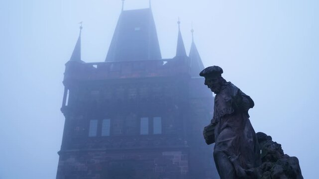 Tour du pont de la vieille ville de prague dans le brouillard du matin