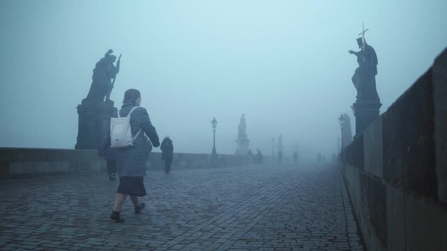 pont charles dans le brouillard le matin &agrave; Prague