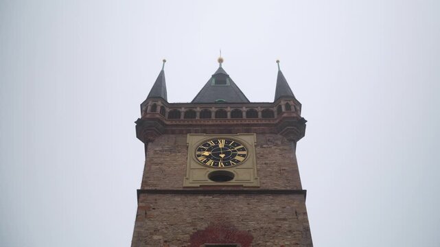 horloge astronomique de Prague au brouillard du matin