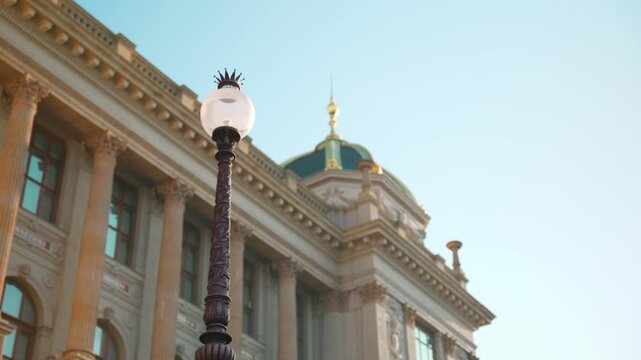 lampadaire devant le mus&eacute;e national de prague