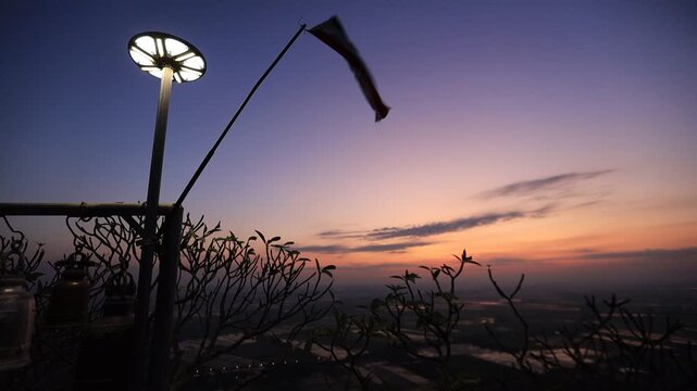 A natural video background of the sun setting over the horizon in the mountains or sea, with the colorful sky changing colors on a nice day, suitable for scenic spots and nature lovers.