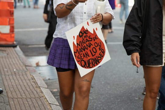Mujer sosteniendo un cartel a favor de los derechos de la mujer "que las minas de ma&ntilde;ana sean lo que quieran ser", Marcha 8m