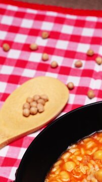 Video verticale, piatto con zuppa di riso e ceci