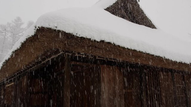 茅葺屋根の雪景色