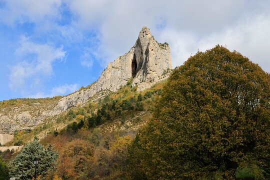 Site d'escalade de Orpierre en automne. Baronnies Proven&ccedil;ales - Hautes-Alpes - R&eacute;gion PACA