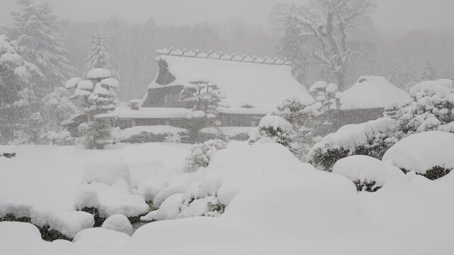 茅葺屋根の雪景色