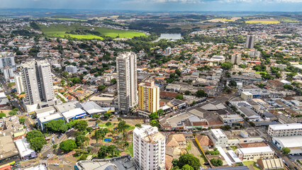 Fototapeta premium Centro de Apucarana, Paraná, Brasil, com a parte residencial ao fundo e Lago Jaboti! uma imagem de drone!