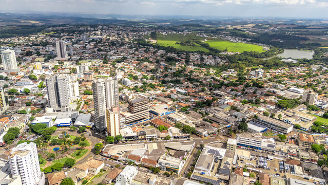 Centro de Apucarana, Paran&aacute;, Brasil, com a parte residencial ao fundo e Lago Jaboti! uma imagem de drone!