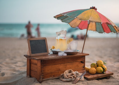 Limonade fra&icirc;che sur la plage &ndash; Boisson estivale rafra&icirc;chissante sous parasol