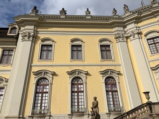 Obraz premium Grand Facade of Ludwigsburg Palace in Daylight 