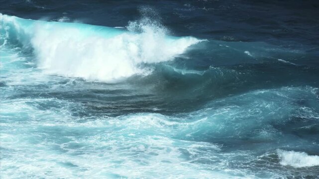 喜屋武岬から荒れる海の眺望