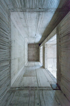 Blick aus der Froschperspektive in einen leeren Aufzugsschacht einer Baustelle im Schloss Babenhausen