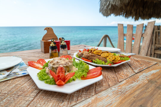 almuerzo frente a la playa de cabo rojo pedernales republica dominicana