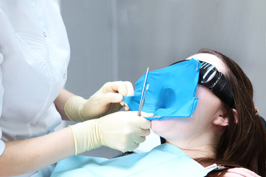 Installing a cofferdam. Protection of the soft tissues of the oral cavity from contact with instruments using a cofferdam. Isolation of one or more teeth before the procedure. Comfort during dental tr