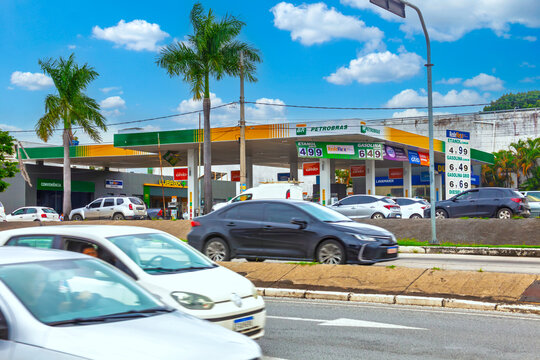 Belo Horizonte, Brasil -, 20 de Marco de 2026: A busy Petrobras gas station viewed from across a highway with heavy traffic. The price totem shows Ethanol at 4.99 and Gasoline at 6.49,